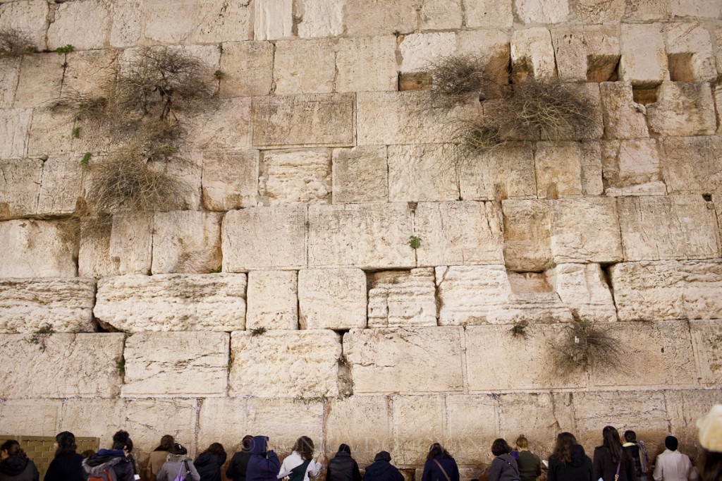 burlington-vermont-photographer-monica-donovan-wailing-western-wall-jerusalem-old-city-israel-women-praying